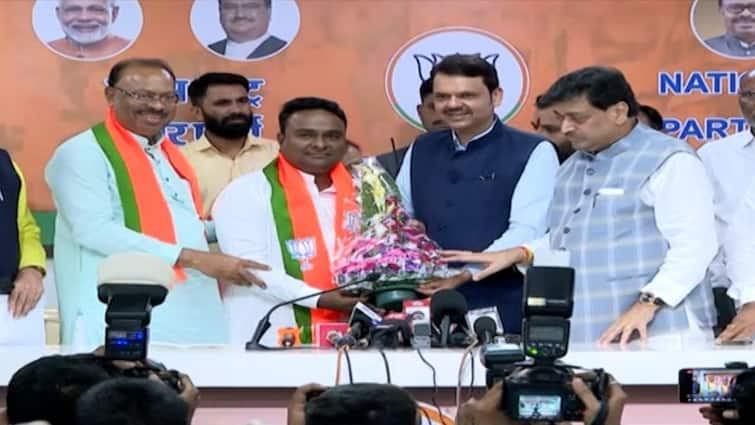 Jitesh Antapurkar Former Congress MLA Jitesh Antapurkar joins BJP Devendra Fadnavis said, Ashok Chavan other colleagues will soon join BJP Maharashtra Politics Mararthi News Jitesh Antapurkar : काँग्रेसचे माजी आमदार जितेश अंतापुरकरांचा भाजपमध्ये प्रवेश, देवेंद्र फडणवीस म्हणाले, लवकरच अशोक चव्हाणांचे इतर सहकारी भाजपमध्ये येतील