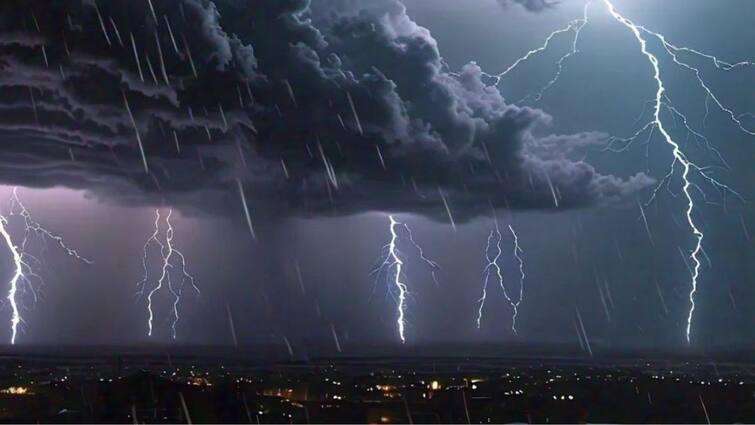 Tamilnadu Rain Updates low pressure in bay of bengal and today 13 districts rainfall including Chennai rain TN Rain: வலுப்பெற்றது ஆழ்ந்த காற்றழுத்த பகுதி..!எங்கெல்லாம் கனமழை வெளுக்க போகுது தெரியுமா?