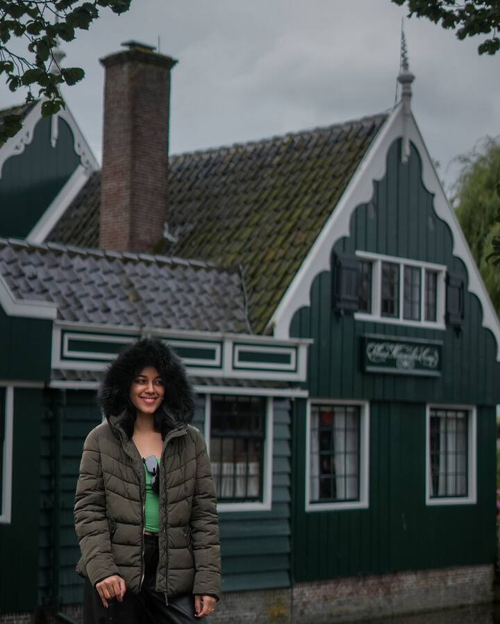 అందాల ముద్దుగుమ్మ మృణాళిని రవి  నెదర్లాండ్స్ లో వెకేషన్ ఎంజాయ్ చేస్తోంది.  Photo Credit: Mirnalini Ravi/Instagram