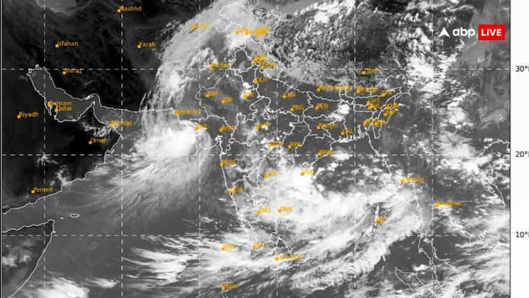 गुजरात के ऊपर मंडरा रहे चक्रवात का खतरा फिलहाल टला, तूफान ने बदला रुख