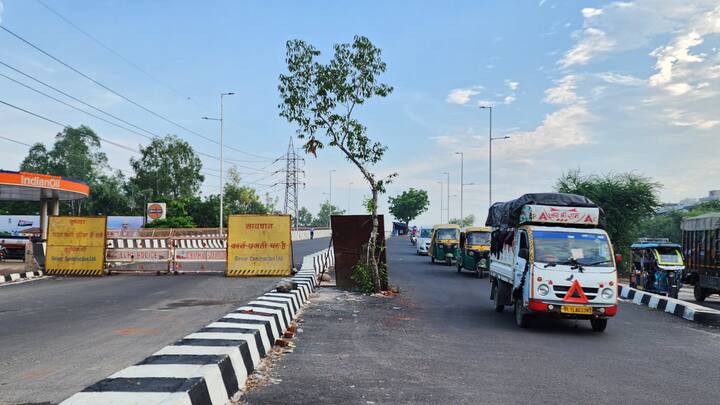 आनंद विहार से गाजियाबाद तक सिग्नल फ्री ट्रैफिक की राह में तीन पेड़ रोड़ा बन कर खड़े हैं. करीब 1.7 किमी लंबा  फ्लाईओवर पूरी तरह से बनकर तैयार है, लेकिन फ्लाईओवर के कैरिज वे के बीचों-बीच पेड़ों की वजह से इस पर वाहनों का संचालन बाधित हो रहा है.