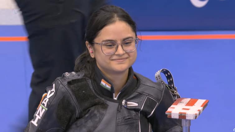 Avani Lekhara Wins Gold Medal in womens 10m air rifle Paris Paralympics 2024 Paralympics 2024: भारत को मिला पहला गोल्ड मेडल, अवनी लेखरा ने पैरालंपिक्स में अपना ही रिकॉर्ड तोड़कर रचा इतिहास