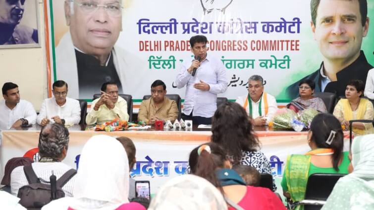 Delhi Congress gives big jolt to BJP and AAP large number of workers both parties inducted ann दिल्ली में कांग्रेस का BJP-AAP को झटका, बड़ी संख्या में दोनों दलों के कार्यकर्ताओं को पार्टी में कराया शामिल