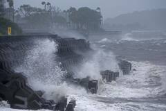 जापान में शानशान तूफान का कहर जारी, मकान ढहे, कई की मौत, 50 लाख लोगों को खाली करना होगा घर
