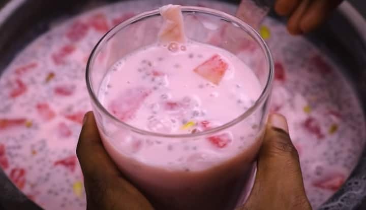 அடுத்தது ஒரு பெரிய கண்ணாடி க்ளாசில் முதலில் ரோஸ் மில்க் பாதி அளவு சேர்க்கவும். அதன் பின் கடைந்து வைத்த பழங்களை சேர்த்துக்கொள்ளவும். கடைசியாக சில ஐஸ் துண்டுகள் சேர்த்தால் சுவையான ரோஸ் மில்க் மிக்ஸர் தயார்.