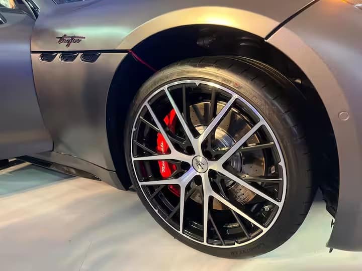 Maserati Gran Turismo এর বৈদ্যুতিক মডেলে কিছু ভিন্ন ধরনের চাকা পাওয়া যাবে। 2025 সালে এই গাড়ির বৈদ্যুতিক মডেল আনার পরিকল্পনা করা হচ্ছে।