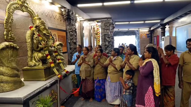 Muthamil Murugan Conference  last day cleanliness workers visited the exhibition today - TNN Palani: முத்தமிழ் முருகன் மாநாடு கடைசி  நாள்;  குடும்பத்துடன் கண்காட்சியை  கண்டுகளித்த தூய்மை பணியாளர்கள்