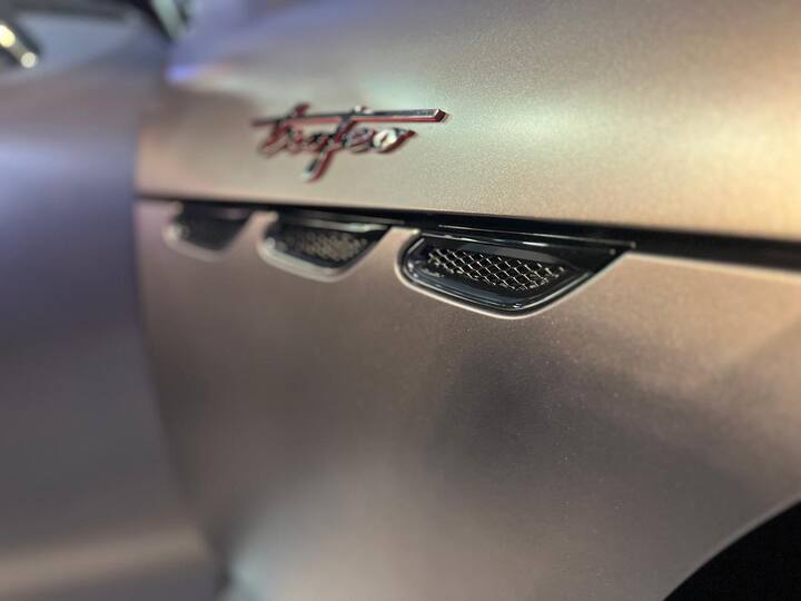 मासेराती के पिछले मॉडल की तरह इस कार में V8 नहीं दिया गया है. इसकी जगह V6 को लगाया गया है. MC20 सुपरकार में लगे इंजन से 490 और 550 bhp की पावर मिलती है. इसके इलेक्ट्रिक वर्जन में 750 bhp की पावर मिल सकती है.