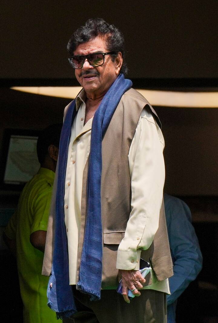 बॉलीवुड से राजनीति में आने वाले दो बार के केंद्रीय मंत्री शत्रुघ्न सिन्हा (आसनसोल से टीएमसी के लोकसभा सांसद) को भी 75 लाख रुपए मिले.