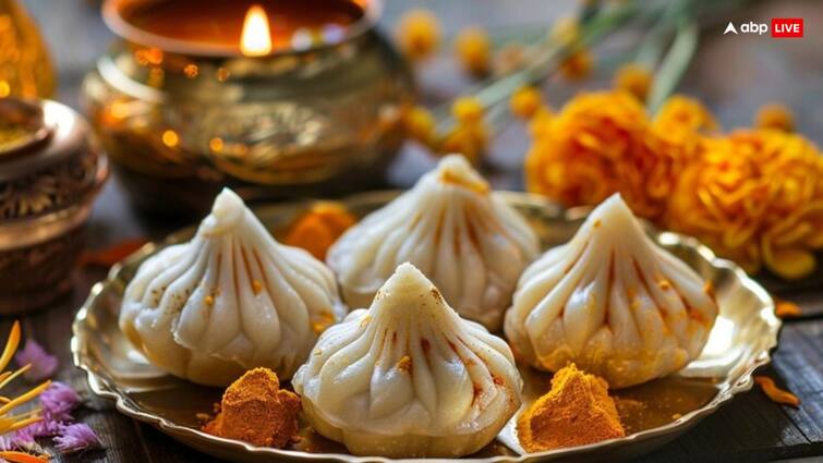 Modak Recipe in Hindi Ganesh Chaturthi 2024 How To Make Modak at Home Modak Recipe in Hindi: इस गणेश चतुर्थी भगवान को लगाएं लाजवाब मोदक का भोग, ये रही आसान रेसिपी