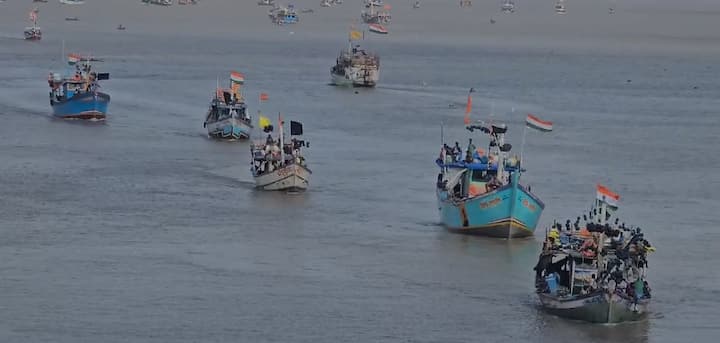 पालघर येथील वाढवण बंदराच्या निषेधार्थ स्थानिक मच्छीमारांनी काळे झेंडे फडकावले आहेत. पंतप्रधान नरेंद्र मोदी आज पालघरमध्ये दाखल होणार आहेत. मच्छीमार आक्रमक झाले असून त्यांनी आपल्या बोटीत काळे फुगे लावलेले आहेत.