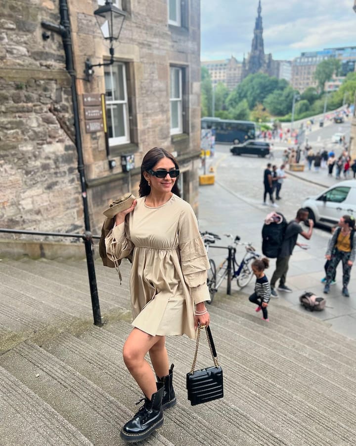 बता दें कि अभी तक के करियर में मृणाल ने ‘सुपर 30’ के अलावा ‘बाटला हाउस’, ‘घोस्ट स्टोरी’, और ‘तूफान’ जैसी फिल्मों में काम किया है.