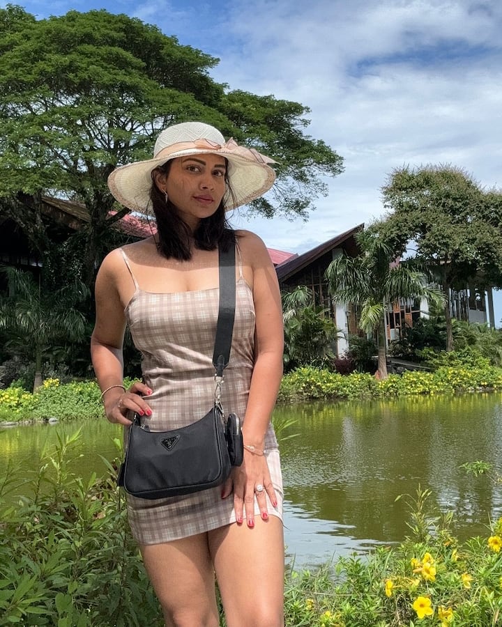 ‘బిగ్ బాస్’ సీజన్ 6లో ఫైర్ బ్రాండ్‌గా పేరు తెచ్చుకున్న బ్యూటీ  ఇనయా సుల్తానా. ఆఫర్ల సంగతెలా ఉన్నాకానీ సోషల్ మీడియాలో హాట్ హాట్ పిక్స్ షేర్ చేస్తుంటుంది. వెకేషన్లో ఉన్న ఇనయా లేటెస్ట్ గా షేర్ చేసిన ఫొటోస్ ఇవే..