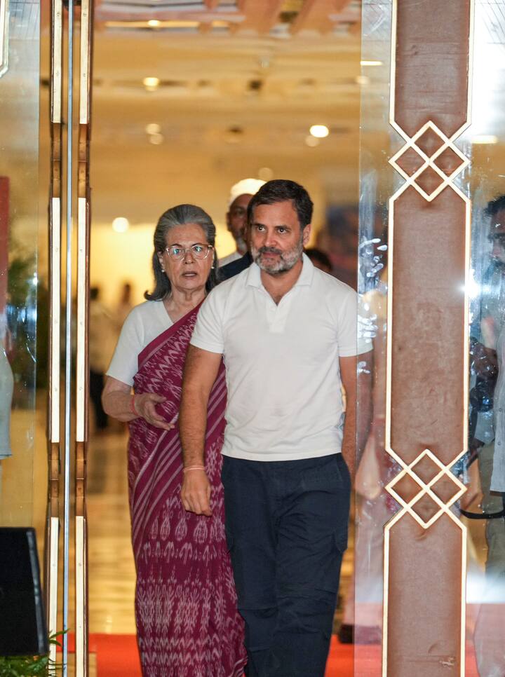 जानकारी के मुताबिक, कांग्रेस की ओर से राहुल गांधी को दो अलग-अलग सीटों से लड़ने के लिए 70-70 लाख रुपए की रकम मुहैया कराई गई.