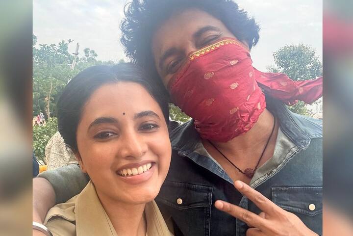 అంతేకాదు కానిస్టేబుల్‌గా క్యాస్టుమ్‌లో ఉన్న ఫోటోలు షేర్‌ చేసింది. అంతేకాదు నానితో కలిసి క్లోజ్‌గా కెమెరా ముందు స్టిల్స్‌ ఇచ్చింది. అలాగే మూవీలోకి కీలక పాత్రలకు సంబంధించిన సన్నివేశ స్టిల్స్‌ షేర్‌ చేసింది.