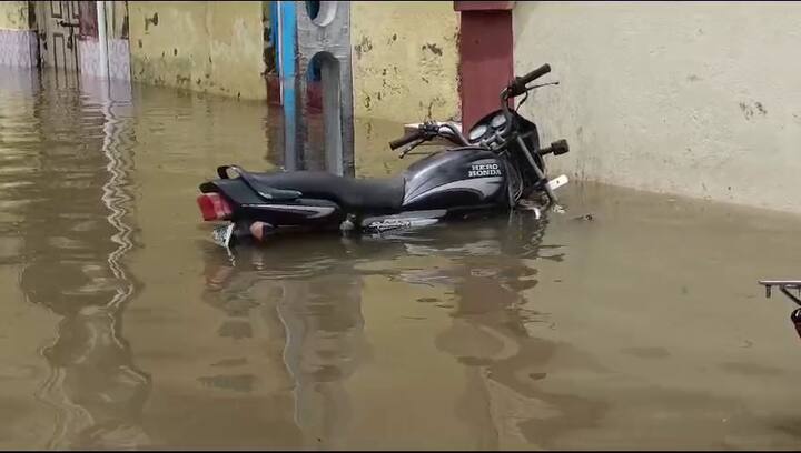 Porbandar floods news: ભાદર નદીના પાણી લગભગ 500 જેટલા મકાનોમાં ઘૂસી ગયા છે. રહેવાસીઓએ જણાવ્યું કે તેમની ઘરવખરી પાણીમાં ડૂબી ગઈ છે, જેના કારણે મોટા પ્રમાણમાં નુકસાન થયું છે.