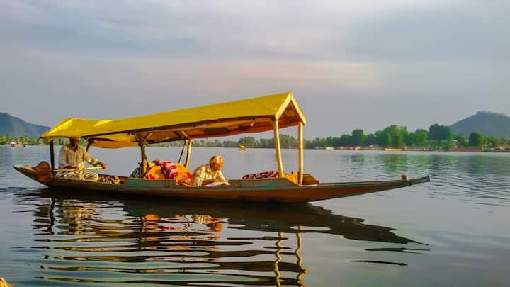 Kashmir Tour: कश्मीर के सैर के लिए आईआरसीटीसी टूर पैकेज लेकर आया है. हम आपको इसके डिटेल्स के बारे में बता रहे हैं.