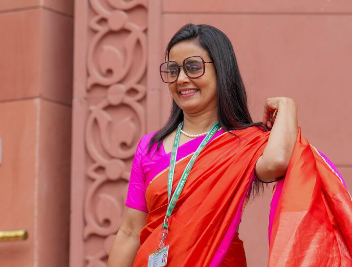 ममता बनर्जी की पार्टी के लिए मिसाइल जैसी तेज-तर्रार नेता महुआ मोइत्रा (पश्चिम बंगाल के कृष्णानगर से लोकसभा एमपी) को भी 75 लाख दिए गए.