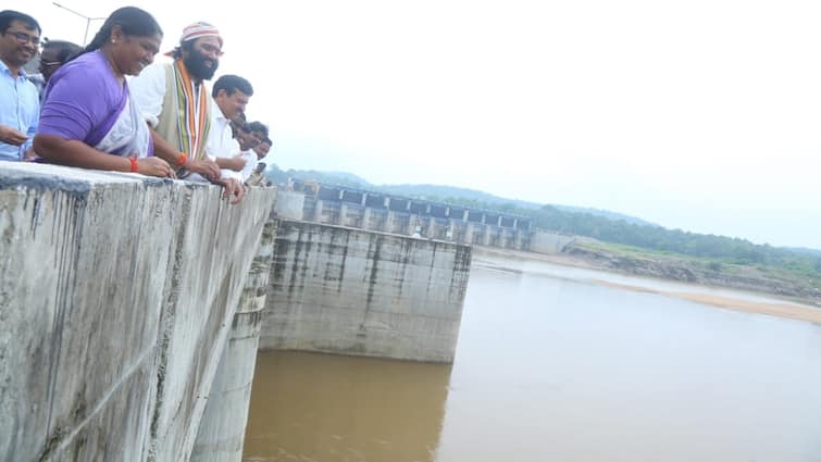 Ministers seethakka Uttam Kumar Reddy Ponguleti Srinivas visits devadula project in Warangal district Warangal: ప్రతి నీటి ప్రాజెక్టులో వేల కోట్ల స్కామ్, మొత్తం దోచుకున్న కేసీఆర్ - మంత్రులు సీతక్క, ఉత్తమ్