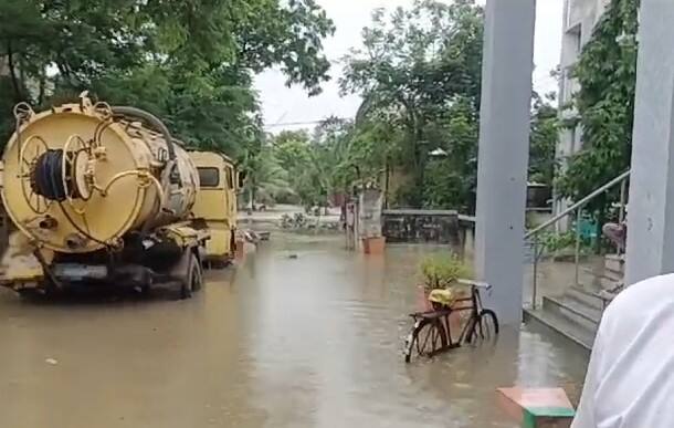 કચ્છના માંડવીમાં ભારે વરસાદને પગલે માંડવી નગર પાલીકાનું બિલ્ડિંગ પાણીમાં ગરકાવ થયું છે.