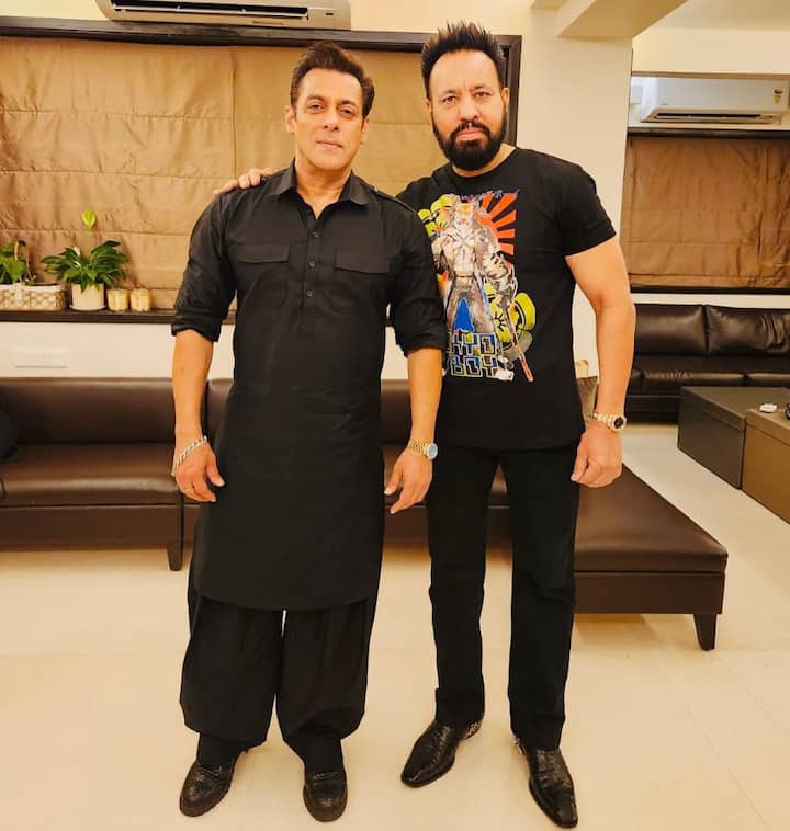 या फोटोमध्ये शेरा त्याच्या नवीन रेंज रोव्हर कारसोबत पोज देताना दिसत आहे.(Image Source : beingshera)