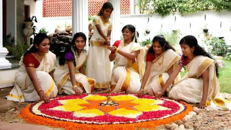 Onam Kasavu Kerala Sarees What is the speciality Malayalam Onam Celebration Onam Kasavu : தெருவெல்லாம் வெண்பட்டு.. உலகப் புகழ்பெற்ற கேரள ஓணம் கசவு சேலைகள்.. என்ன ஸ்பெஷல்?