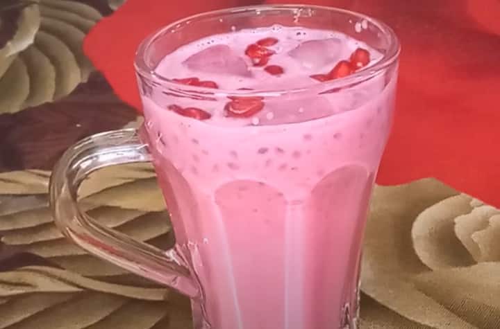 செய்முறை : முதலில் மிக்ஸர் ஜாரில் 2 கப் பாலை சேர்க்கவும். அடுத்தது பாலில் 2 டீஸ்பூன் ரோஸ் சிரப், சில ஐஸ் கட்டிகள் சேர்த்து 2 நிமிடம் அரைக்கவும்.