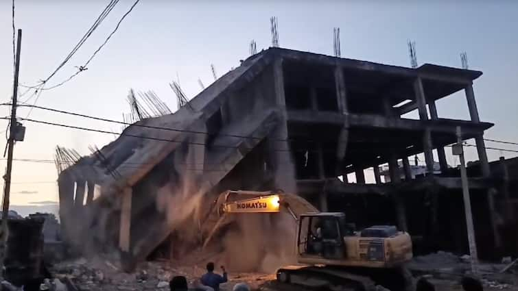 Fatehpur bulldozer ran on SP leader Haji Raza shopping complex after controversial comment on PM Modi पीएम मोदी पर टिप्पणी मामले में सपा नेता हाजी रजा की बिल्डिंग पर चला बुलडोजर, ताश के पत्तों की तरह ढही