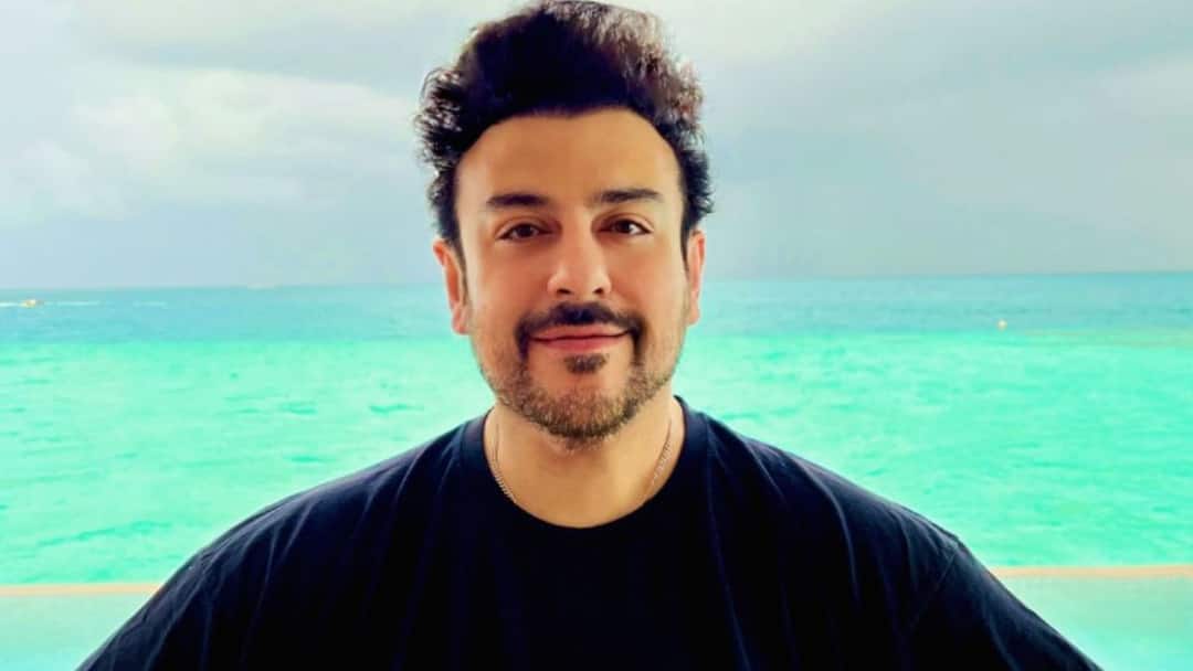 अदनान सामी की नागरिकता पर पाकिस्तानी फैन ने किया कमेंट, सिंगर ने मजेदार जवाब से कर दिया मुंह बंद Adnan sami reaction on pakistani netizen commented on his indian citizenship अदनान सामी की नागरिकता पर पाकिस्तानी फैन ने किया कमेंट, सिंगर ने मजेदार जवाब से कर दिया मुंह बंद