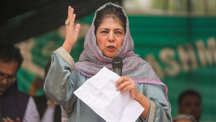 Mehbooba Mufti slams National Conference doing Halal Haram politics Jammu and Kashmir election 2024 Elections 2024: 'नेशनल कॉन्फ्रेंस ने हमेशा की हलाल-हराम की राजनीति', चुनाव से पहले महबूबा मुफ्ती का आरोप