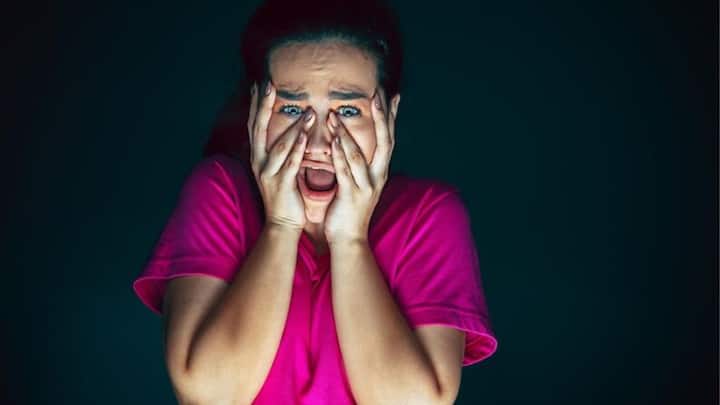 আপনার কি একা একা অন্ধকারে থাকতে ভয় লাগে ? তাহলে এটি কোনও সাধারণ ভয়ের অনুভূতি নয়। এর সঙ্গে জড়িয়ে কিছু মানসিক সমস্যাও।   ছবি- ফ্রিপিক