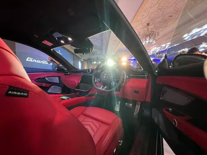 Maserati-এর নতুন প্রজন্মের মডেল আসতে চলেছে ইলেকট্রিক এবং টার্বো পেট্রোল ইঞ্জিনের সঙ্গে। এই গাড়িতে লম্বা বনেট দেওয়া হয়েছে।