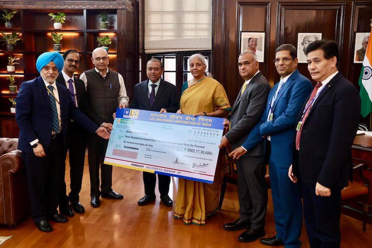 LIC News Fund of 6 thousand 103 crores handed over from LIC to Government of India Business news LIC : एलआयसीकडून सरकारला 6 हजार 103 कोटींचा निधी सुपूर्द, कंपनीने नेमका किती मिळवला नफा? 