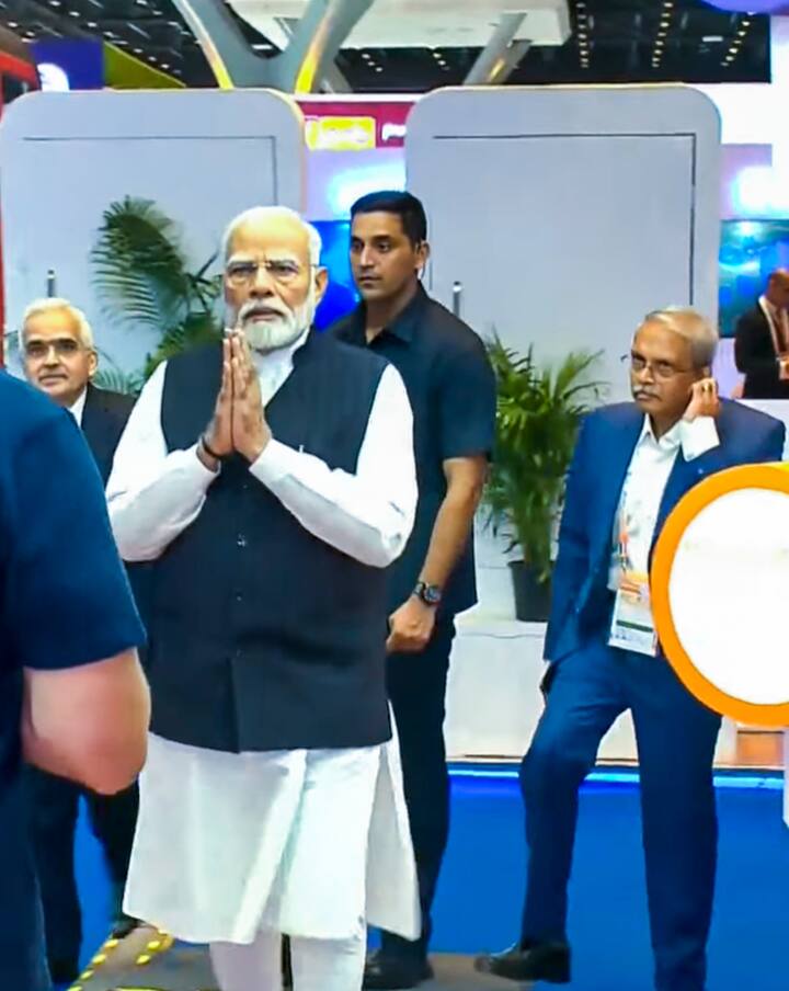 पीएम नरेंद्र मोदी ने वहां पहुंचकर नई तकनीक और प्रोजेक्ट्स के बारे में जानकारी ली.