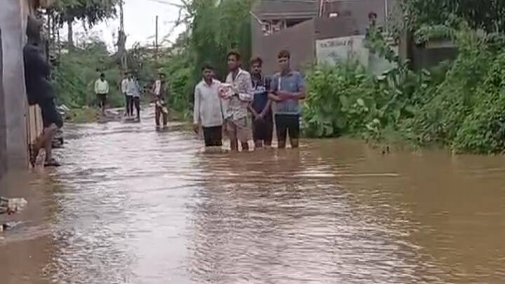 વાવાઝોડાની આશંકાને લઈને કચ્છ જિલ્લાના અનેક ઠેકાણે પ્રવેશ પર પ્રતિબંધ લગાવાયો છે. માંડવી બીચ અને દરિયાકાંઠે જવા પર પ્રતિબંધ લગાવવામાં આવ્યો છે.