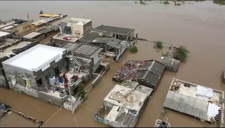 Porbandar Rain: પોરબંદર શહેરમાં પૂરની સ્થિતિ હજુ પણ ગંભીર બની રહી છે. શહેરના કડિયા પ્લોટ અને મિલપરા વિસ્તારમાં ભાદર નદીના પાણીએ ભારે તબાહી મચાવી છે.