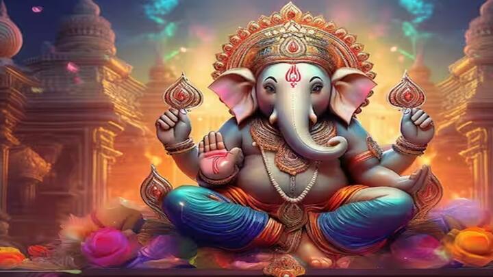 ગણેશ ચતુર્થીના દિવસે ઘરમાં હંમેશા બેસવાની મુદ્રામાં ગણેશ મૂર્તિની સ્થાપના કરો. શાસ્ત્રો અનુસાર ગણપતિજીનું બેસવું ધનનું પ્રતિનિધિત્વ કરે છે.