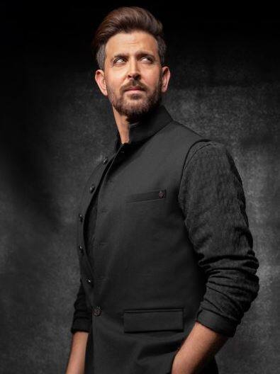 हिंदी सिनेमा के पॉपुलर एक्टर ऋतिक रोशन की अमीरी में काफी आगे हैं. Siasat के मुताबिक, ऋतिक की नेटवर्थ 3100 करोड़ के आस-पास है.