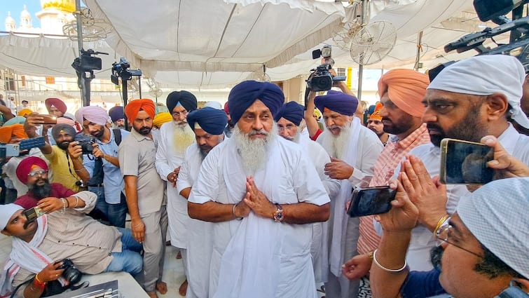 Amritsar news Shiromani Akali Dal president Sukhbir Singh Badal appeared before Akal Takht Jathedar Giani Raghbir Singh day after Tankhaiya verdict Amritsar: SAD Chief Sukhbir Badal Apologises As He Appears Before Akal Takht Day After 'Tankhaiya' Verdict