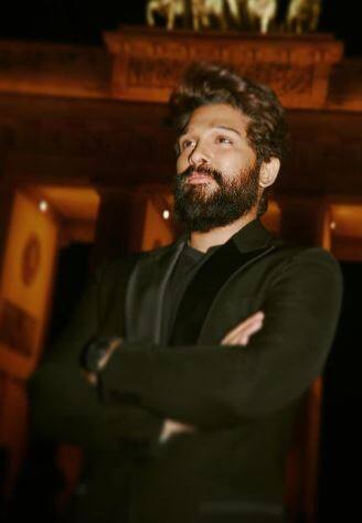 साउथ सिनेमा के सुपरस्टार अल्लू अर्जुन की मोस्ट अवेटेड फिल्म 'पुष्पा 2: द रूल' है. अल्लू अर्जुन की लोकप्रियता 'पुष्पा: द राइज' (2019) से ज्यादा बढ़ी. अगर अल्लू अर्जुन की नेटवर्थ की बात करें तो Siasat के मुताबिक, अल्लू के पास 460 करोड़ रुपये की नेटवर्थ है.