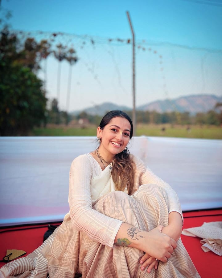 Anagha Arvind Bhosle - Anagha Arvind Bhosle, who played the role of Samar's girlfriend 'Nandini' in the show, also left the show overnight. Let us tell you that now the actress has said goodbye to showbiz and she has become immersed in Krishna Bhakti.