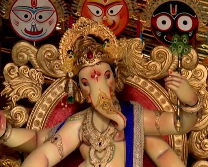 लाडक्या चिंतामणीचं देखणं रुप भरभरुन पाहता यावं, यासाठी आगमन सोहळ्याला लाखो भक्तांची गर्दी पाहायला मिळाली.