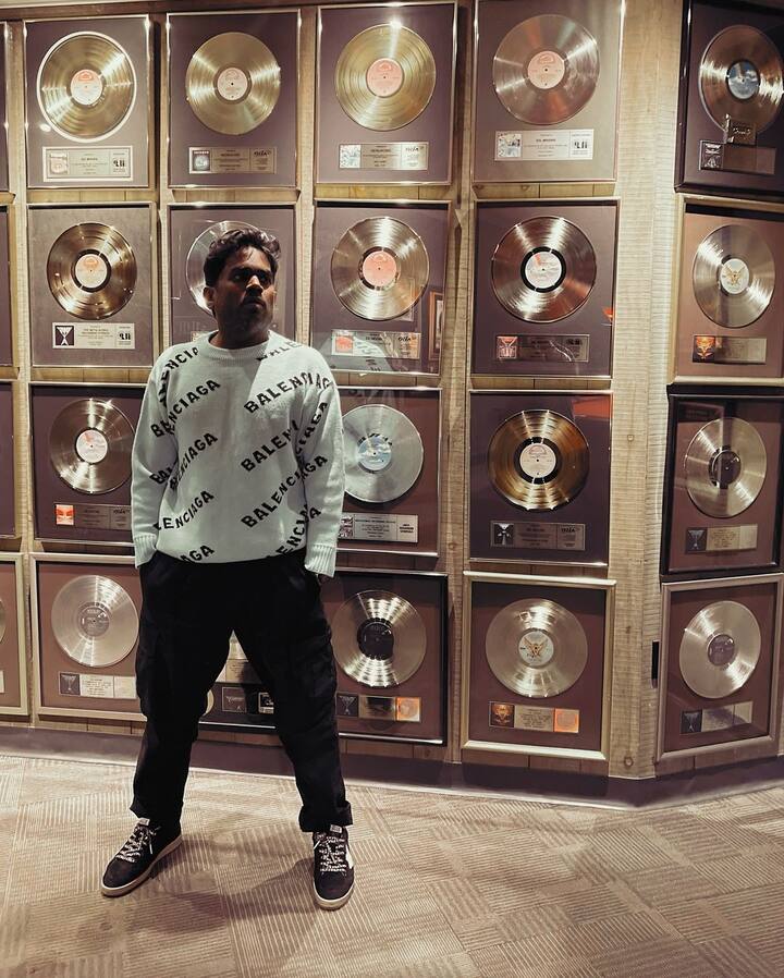 இதுபோக போகாதே, ஏதோ ஒன்று என்னை தாக்க, சாய்ந்து சாய்ந்து, காதல் ஆசை, மெஹர்சைலா, அந்த கண்ண பாத்தாக்கா உள்ளிட்ட பல பாடல்களையும் பாடியுள்ளார்.