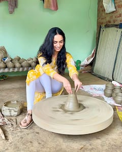 Manushi Chhillar: కుండలు తయారు చేస్తున్న మాజీ విశ్వసుందరి మానుషి చిల్లర్‌!