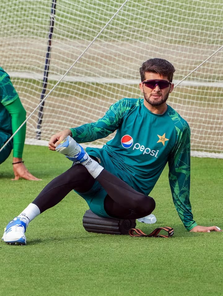 શાહીન આફ્રિદીઃ શાહીન પાકિસ્તાનના મુખ્ય ઝડપી બોલરોમાંથી એક છે. આંતરરાષ્ટ્રીય ક્રિકેટ ઉપરાંત તે વિશ્વભરની ઘણી ટી20 લીગમાં પણ ભાગ લે છે. મીડિયા રિપોર્ટ્સ અનુસાર, 2024માં શાહીનની કુલ સંપત્તિ લગભગ 58 કરોડ ભારતીય રૂપિયા છે.