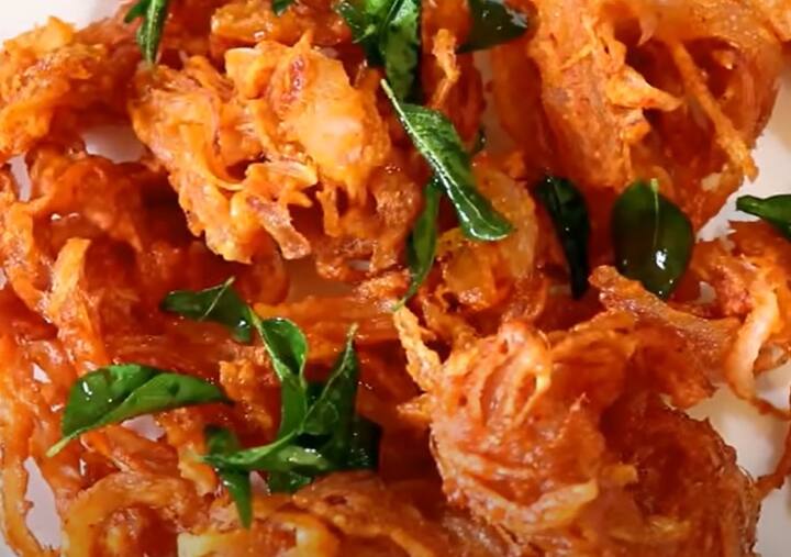 அடுத்தது ஒரு பாத்திரத்தில் வேகவைத்த ஸ்வீட் கார்ன், நறுக்கிய வெங்காயம், இஞ்சி, பச்சை மிளகாய், கறிவேப்பிலை சேர்க்கவும்.