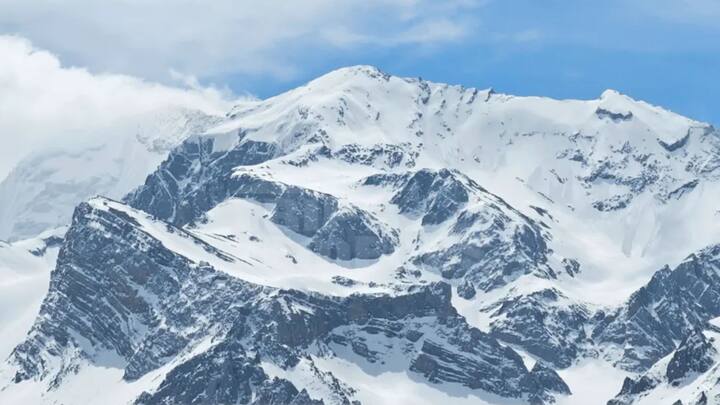 সেই তুলনায় লাগাতার বেড়ে চলেছে দূষণ। রাস্তাঘাটে গাড়িঘোড়া বেড়ে গিয়েছে। তাপমাত্রাও বেড়ে চলেছে উত্তরোত্তর। তার জেরেই এমন পরিস্থিতি বলে মত পরিবেশবিদদের।