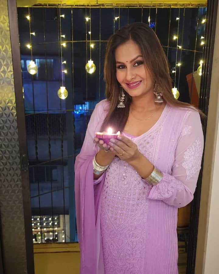 Ekta Saraiya - Actress Ekta Saraiya, who played the role of Vanraj's sister 'Dolly' in the show, also left the show suddenly a long time ago.