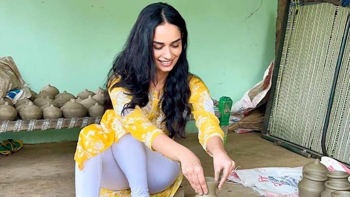 Manushi Chhillar Photos : మానుషి చిల్లర్ కుండలు చేస్తూ ఫొటోస్, వీడియోస్ షేర్ చేసింది.  ఎంత సింపిల్ గా ఉందో అంత క్యూట్ గా ఉందంటున్నారు నెటిజన్లు..