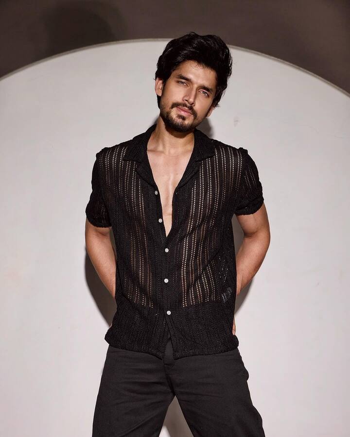 पारस कलनावत – इस लिस्ट का सबसे पहला नाम पारस कलनावत का है. जिन्होंने पहले ‘अनुपमा’ में ‘समर’ का रोल निभाया था. लेकिन अचानक ही एक्टर ने शो को अलविदा कह दिया.